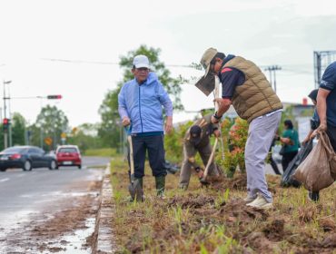 Gubernur Kepri Ansar Ahmad bersama Wawako Tanjungpinang Raja Ariza, Sekdaprov Misni, serta sejumlah kepala OPD dan ratusan ASN Pemprov Kepulauan Riau membersihkan kawasan Jalan Raya Dompak, Kamis (25/6/2026). 