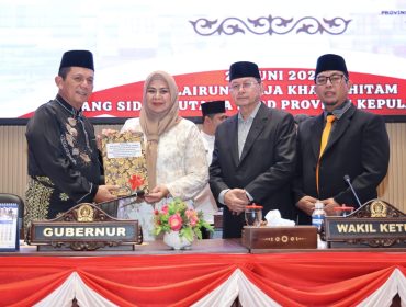 Gubernur Ansar Ahmad secara simbolis menyerahkan dokumen Ranperda Pertanggungjawaban Pelaksanaan APBD Tahun Anggaran 2025 kepada pimpinan DPRD Kepri dalam Rapat Paripurna penyampaian Ranperda LPP APBD Provinsi Kepru Tahun Anggaran 2025 di Ruang Sidang Utama DPRD Provinsi Kepri, Balairung Raja Khalid Hitam, Jumat (26/6/2026). 