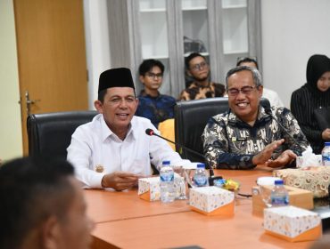 Gubernur Kepri Ansar Ahmad bersama Kepala BPKP Provinsi Kepulauan Riau, Mudzakir dalam pertemuan dilaksanakan di Kantor BPKP Kepri, Jumat (19/6/2026). 