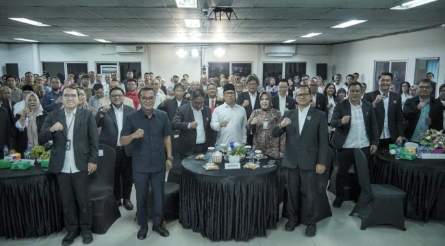 Wakil Gubernur Kepri Nyanyang Haris Pratamura (tengah) berfoto bersama Dewan Keselamatan dan Kesehatan Kerja (DK3) Provinsi Kepulauan Riau yang baru dikukuhkan di Kantor Tribun Batam, Selasa (9/6/2026). 