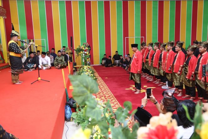 
					Ketua LAM Kepulauan Riau, Raja Al-Hafiz Raja Ismail mengukuhkan Hulubalang Lembaga Adat Melayu Kepulauan Riau Masa Khidmat 2026-2027 di Balai Adat Seri Indra Sakti, Tanjungpinang, Senin (8/6/2026). 