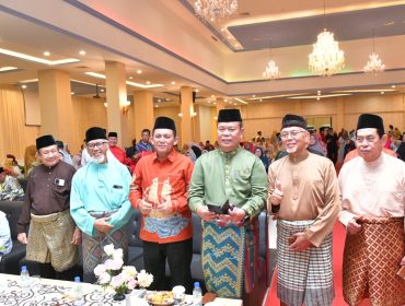 Gubernur Kepulauan Riau, Ansar Ahmad bersama sejumlah tokoh alumni Pendidik Guru Agama Negeri (PGAN) Tanjungpinang dalam reuni akbar yang dilaksanakan di Hotel CK, Sabtu (27/6/2026) malam. 