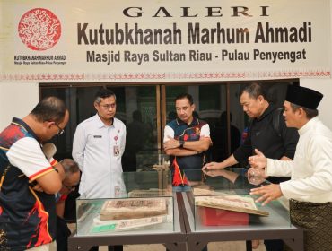 Delegasi Sosek Malindo Johor, Malaysia, didampingi Kepala BPPD Kepri Doli Boniara dan Sekdako Tanjungpinang Zulihidayat memelihat koleksi Galeri Kutubkhanah Marhum Ahmadi, Pulau Penyengat, Rabu (24/6/2026). 