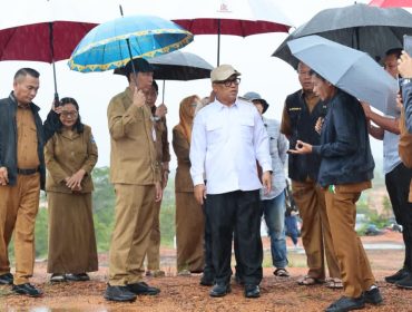 Wagub Kepri, Nyanyang Haris Pratamura didampingi Kadis PUPP Rodi Yantari, Kadinsos Mahadi Rahman meninjau lahan rencana pembangunan Sekolah Rakyat di Desa Bintan Buyu, Kabupaten Bintan, Senin (22/6/2026). 