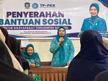 Ketua TP PKK Kepri Dewi Kumalasari Ansar memberikan kata sambutan sekaligus mengingatkan warga Tanjungsebauk, Kota Tanjungpinang untuk menjaga lingkungan, Selasa (23/6/2026). Kasus malaria di Kampung ini menjadi sorotan setelah hampir 500 kasus malaria terjadi di kampung tersebut. 