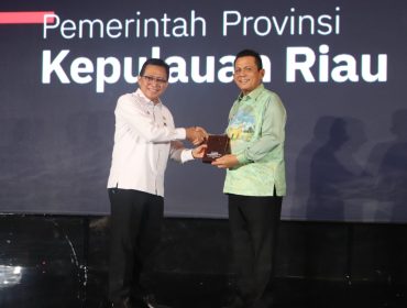 Gubernur Kepri Ansar Ahmad menerima penghargaan dalam ajang Apresiasi Cita Loka Fest 2026 dari Dirjen Bangda Kemendagri Restuardy Daud di Arya duta Hotel, Menteng, Jakarta,Rabu (24/6/2026). (Sumber: Tribun Network)