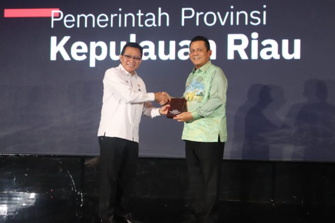 
					Gubernur Kepri Ansar Ahmad menerima penghargaan dalam ajang Apresiasi Cita Loka Fest 2026 dari Dirjen Bangda Kemendagri Restuardy Daud di Arya duta Hotel, Menteng, Jakarta,Rabu (24/6/2026). (Sumber: Tribun Network)