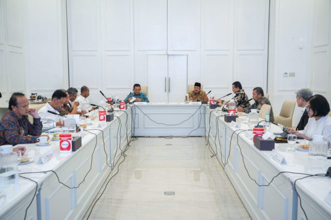 
					Gubernur Ansar Ahmad didampingi sejumlah Kepala OPD Pemprov Kepri beraudiensi bersama Menteri PPN/Bappenas RI Rachmat Pambudy beserta sejumlah Deputi dan jajaran saat beraudiensi di Kantor Kementrian PPN/Bappenas, Jakarta, Kamis (11/6/2026). (Banhub Kepri)