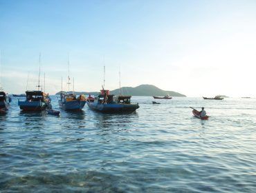 Seorang nelayan mendayung sampan di kawasan pesisir Desa Pulau Pinang, Kecamatan Tambelan, Kabupaten Bintan. Sebanyak 82 kawasan pesisir di Kepri yang diusulkan dalam Program Kampung Nelayan Merah Putih kini telah memasuki tahap survei topografi. 