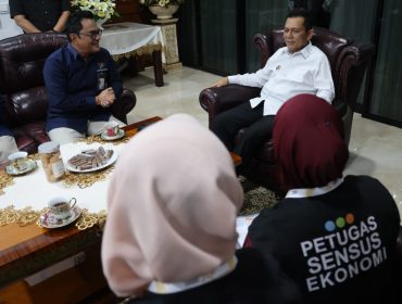 Kepala BPS Kepri Toto Haryanto Silitonga (kiri) saat pendataan dalam kegiatan Sensus Ekonomi 2026 di kediaman Gubernur Kepri Ansar Ahmad Jalan Peralatan Tanjungpinang Senin (15/6/2026). 