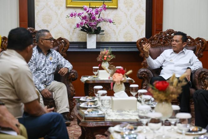 
					Gubernur Kepri Ansar Ahmad menerima Audiensi Komisioner Komisi Informasi (KI) Kepulauan Riau di Gedung Daerah, Tanjungpinang, Senin (15/6/2026). Gubernur Ansar menargetkan seluruh OPD di Pemprov Kepri meraih predikat informatif di tahun 2026 ini. 