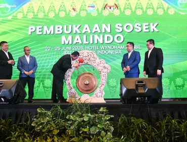 Gubernur Kepri, Ansar Ahmad, memukul gong, membuka Persidangan Sosek Malindo ke-22 yang diselenggarakan di Wyndham Panbil Hotel, Batam, Senin (22/6/2026). Forum ini berperan strategis dalam memperkuat hubungan kerja sama lintas negara, khususnya di wilayah perbatasan. 