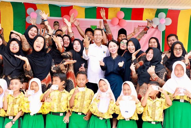 
					Wali Kota Batam, Amsakar Achmad, bersama Wakil Wali Kota Batam, Li Claudia Chandra, bersama siswa saat penyerahan KIA belum lama ini. 