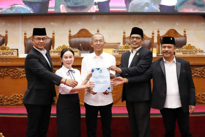 
					Wali Kota Batam, Amsakar Achmad, didampingi Wakil Wali Kota Batam, Li Claudia menyampaikan Rancangan Peraturan Daerah (Ranperda) tentang Pertanggungjawaban Pelaksanaan APBD Kota Batam Tahun Anggaran 2025 dalam Sidang Paripurna DPRD Kota Batam, Rabu (10/6/2026).