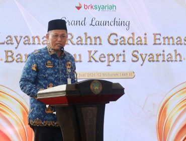 Sekda Kota Batam, Firmansyah, menyampaikan sambutan saat menghadiri Grand Launching Layanan Gadai Emas Rahn di Kantor BRK Syariah Cabang Sei Panas, Batam, Rabu (17/6/2026). 