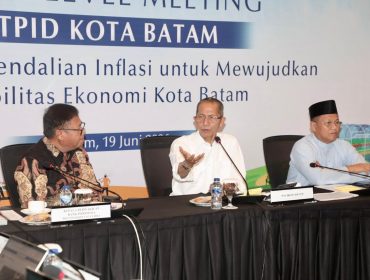 Wali Kota Batam, Amsakar Achmad, menyampaikan arahan saat menghadiri HLM TPID Kota Batam Tahun 2026 di Ruang Raja Haji Fisabilillah, Kantor Perwakilan Bank Indonesia Kepri, Jumat (19/6/2026). 
