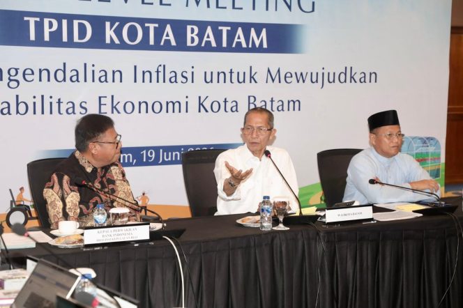 
					Wali Kota Batam, Amsakar Achmad, menyampaikan arahan saat menghadiri HLM TPID Kota Batam Tahun 2026 di Ruang Raja Haji Fisabilillah, Kantor Perwakilan Bank Indonesia Kepri, Jumat (19/6/2026). 