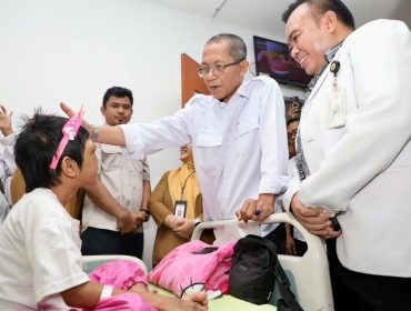 Wali Kota Batam, Amsakar Achmad, mengusap kepala RAL saat menjalani perawatan di RSUD Embung Fatimah, Batuaji, Senin (22/6/2026). 