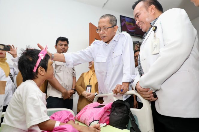 
					Wali Kota Batam, Amsakar Achmad, mengusap kepala RAL saat menjalani perawatan di RSUD Embung Fatimah, Batuaji, Senin (22/6/2026). 