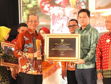Wali Kota Batam, Amsakar Achmad, menyerahkan piagam kepada salah seorang wajib pajak saat Malam Apresiasi Wajib Pajak Kota Batam 2026 di Ballroom Harmoni One Hotel, Batamcentre, Senin (22/6/2026) malam. 