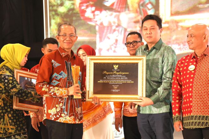 
					Wali Kota Batam, Amsakar Achmad, menyerahkan piagam kepada salah seorang wajib pajak saat Malam Apresiasi Wajib Pajak Kota Batam 2026 di Ballroom Harmoni One Hotel, Batamcentre, Senin (22/6/2026) malam. 