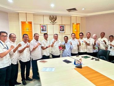 Asisten Pemerintahan dan Kesejahteraan Rakyat Sekretariat Daerah Kota Batam, Yusfa Hendri, bersama sejumlah pejabat usai Rapat Persiapan Nonton Bareng Piala Dunia FIFA 2026 di Kantor Wali Kota Batam, Rabu (24/6/2026). 