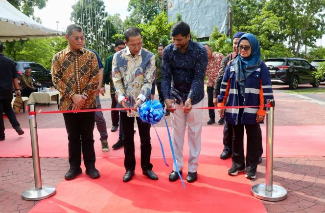 
					Wali Kota Batam, Amsakar Achmad, didampingi Sekda Batam, Firmansyah, bersama perwakilan manajemen PT Wasco Engineering Indonesia meresmikan fasilitas olahraga di Dataran Engku Putri, Batamcentre, Kamis (25/6/2026). 