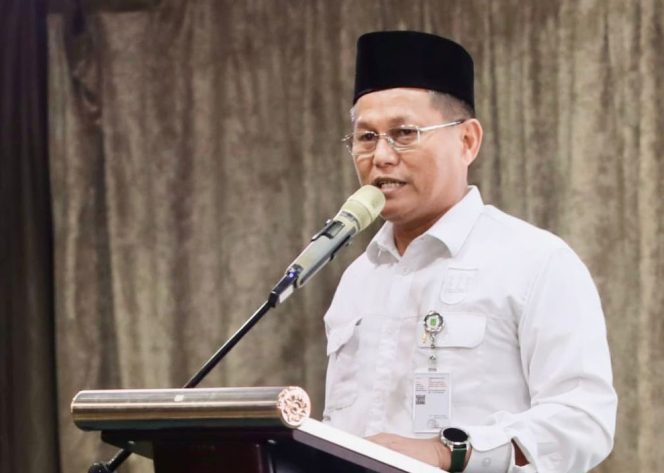 
					Sekda Batam, Firmansyah, menyampaikan sambutan saat menutup TC Peserta MTQH Kafilah Batam di Golden View, Selasa (30/6/2026). 