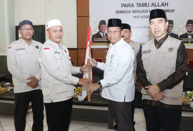 
					Sekda Batam, Firmansyah, menyambut kedatangan Jemaah Haji Kloter 25 Debarkasi Batam di Asrama Haji Batam, Selasa (30/6/2026). 