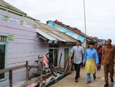 Bupati Lingga, Muhammad Nizar bersama Wakil Bupati Lingga, H. Novrizal saat melihat langsung rumah warga terdampak angin puting beliung di Desa Tanjung Kelit, Kecamatan Bakung Serumpun, Kabupaten Lingga, Senin (15/6/2026)
