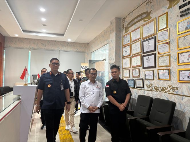 
					Tim Ombudsman RI bersama Kakanwil Direktorat Jenderal Imigrasi Kepri kunjungi Kantor Imigrasi Kelas II TPI Belakang Padang Rangka Pengawasan Pelayanan Publik Keimigrasian