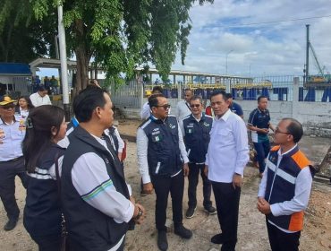 Gubernur Kepri Ansar Ahmad meninjau proses pemasangan tiang pancang pembangunan Dermaga 2 Pelabuhan ASDP Tanjunguban.