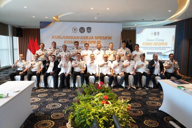 
					Kunjungan Kerja Spesifik Komisi XIII DPR RI “Rapat Dengar Pendapat Tim Kunjungan Kerja Komisi XIII DPR RI dengan Kanwil Direktorat Jenderal Imigrasi Kepulauan Riau”
