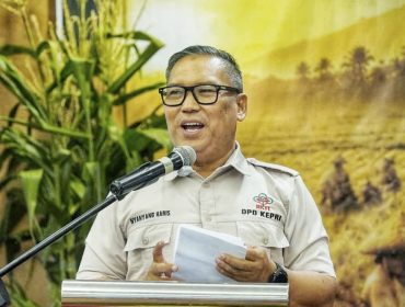 Wakil Gubernur Kepri Nyanyang Haris Pratamura menyampaikan kata sambutan pada pelantikan pengurus DPC HKTI se Provinsi Kepri masa bakti 2026-2031 di Hotel Harmoni One, Batam, Minggu (28/6/2026). 
