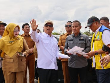 Wakil Gubernur Kepri Nyanyang Haris Pratamura bersama Kepala BNPT RI Eddy Hartono meninjau lokasi bakal pembangunan Sekolah Rakyat Provinsi Kepri di kawasan Dompak, Tanjungpinang, Selasa (23/6/2026). 