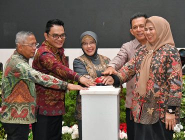 Gubernur Kepri Ansar Ahmad, Kepala BPS RI Amalia Adininggar, Kepala BPS Kepri Toto Haryanto Silitonga, Ketua TP PKK Kepri Dewi Kumalasari, serta Ketua Sensus Ekonomi Nasional Windiarso Konco Adi menekan sirine tanda dimulainya SE2026 di Kepri.