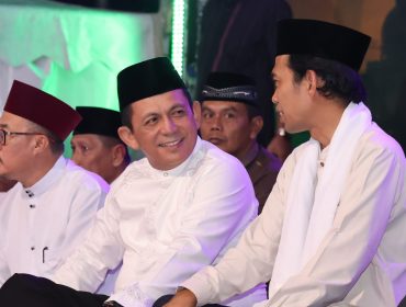 Gubernur Kepri Ansar Ahmad bersama Ustaz Abdul Somad di kegiatan Tanjungpinang Bermunajat digelar di Lapangan Pamedan Tanjungpinang, Kamis (25/6/2026). 