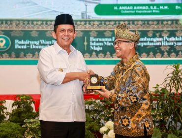 Wamendikdasmen Atip Latipulhayat menyerahkan cenderamata kepada Gubernur Ansar di sela pelantikan PW PERSIS Provinsi Kepulauan Riau periode 2026–2031 di Aula Wan Seri Beni, Dompak, Jumat (26/6/2026). Wamen Atip mengapresiasi upaya Pemprov Kepri membangun setor pendidikan. 