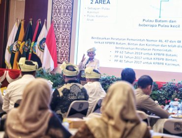 Gubernur Kepri Ansar Ahmad memberikan kata sambutan pada Pengukuhan Dewan Pengurus KADIN Provinsi Kepulauan Riau masa bakti 2026-2031 di Aula Wan Seri Beni, Dompak, Selasa (16/6/2026). 