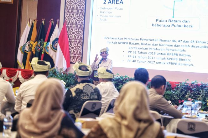
					Gubernur Kepri Ansar Ahmad memberikan kata sambutan pada Pengukuhan Dewan Pengurus KADIN Provinsi Kepulauan Riau masa bakti 2026-2031 di Aula Wan Seri Beni, Dompak, Selasa (16/6/2026). 