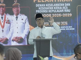 Wakil Gubernur Kepri Nyanyang Haris Pratamura (tengah) memberikan kata sambutan pada pengukuhan Dewan Keselamatan dan Kesehatan Kerja (DK3) Provinsi Kepulauan Riau di Kantor Tribun Batam, Selasa (9/6/2026). 