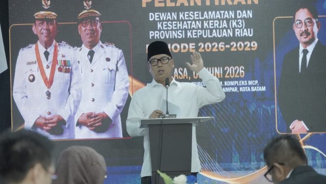 
					Wakil Gubernur Kepri Nyanyang Haris Pratamura (tengah) memberikan kata sambutan pada pengukuhan Dewan Keselamatan dan Kesehatan Kerja (DK3) Provinsi Kepulauan Riau di Kantor Tribun Batam, Selasa (9/6/2026). 