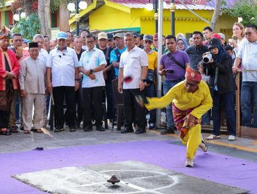 Gubernur Ansar bersama Wagub Nyanyang, Wakil Wali Kota Tanjungpinang Raja Ariza dan Ketua LAM Kepri menyaksikan permainan gasing di event Penyengat Heritage 2026. 