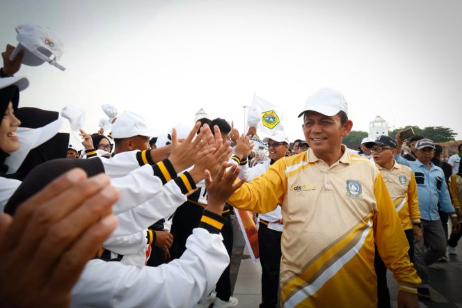
					Gubernur Kepri Ansar Ahmad bersama Bupati Karimun Iskandarsyah menyapa para atlet peserta POPDA X Kepulauan Riau pada pembukaan digelar di Coastal Area, Karimun, Kamis (2/7/2026). (DISKOMINFO KARIMUN)
