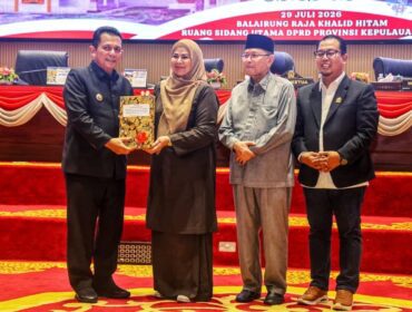 Gubernur Kepri Ansar Ahmad menyerahkan dokumen Perda Pertanggungjawaban APBD Provinsi Kepulauan Riau TA 2025 kepada Wakil Ketua I DPRD Kepri Dewi Kumalasari yang didampingi Wakil Ketua II Tengku Afrizal dan Wakil Ketua III Bakhtiar. 