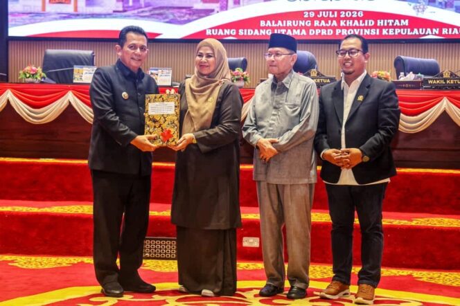 
					Gubernur Kepri Ansar Ahmad menyerahkan dokumen Perda Pertanggungjawaban APBD Provinsi Kepulauan Riau TA 2025 kepada Wakil Ketua I DPRD Kepri Dewi Kumalasari yang didampingi Wakil Ketua II Tengku Afrizal dan Wakil Ketua III Bakhtiar. 