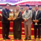 Gubernur Kepri Ansar Ahmad menyerahkan dokumen Perda Pertanggungjawaban APBD Provinsi Kepulauan Riau TA 2025 kepada Wakil Ketua I DPRD Kepri Dewi Kumalasari yang didampingi Wakil Ketua II Tengku Afrizal dan Wakil Ketua III Bakhtiar. 