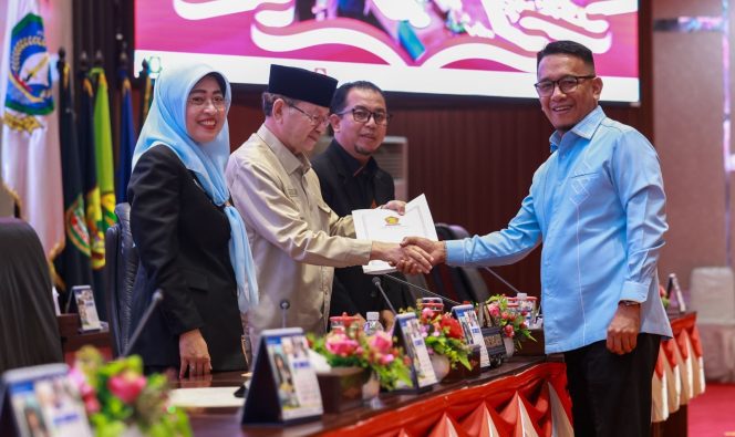 
					Wakil Ketua II DPRD Kepri Tengku Afrizal Dahlan diampingi Wakil Ketua III Bakhtiar dan Sekdaprov Kepri menerima dokumen pandangan umum dari Fraksi Gerindra terhadap Ranperda LPj Pelaksanaan APBD Provinsi Keri Tahun Anggaran 2025 pada Rapat Paripurna digelar Selasa (1/7/2026). 