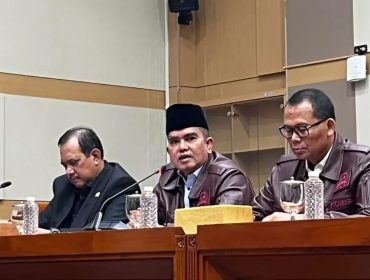 Dua fraksi di Komisi III DPR RI, yakni Fraksi PDI Perjuangan (PDIP) dan Fraksi Partai Amanat Nasional (PAN), kompak meminta pelaku korupsi Kejagung dihukum mati. 