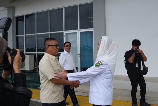 
					Wakil Gubernur Kepri Nyanyang Haris Pratamura disambut Bupati Natuna Chen Sui Lan setibanya di VIP Room Bandara Raden Sadjad Natuna, Selasa (1/7/2026). (Sumber: Diskominfo Natuna)